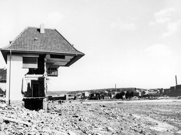 Halb weggespültes Haus in Arnsberg-Neheim