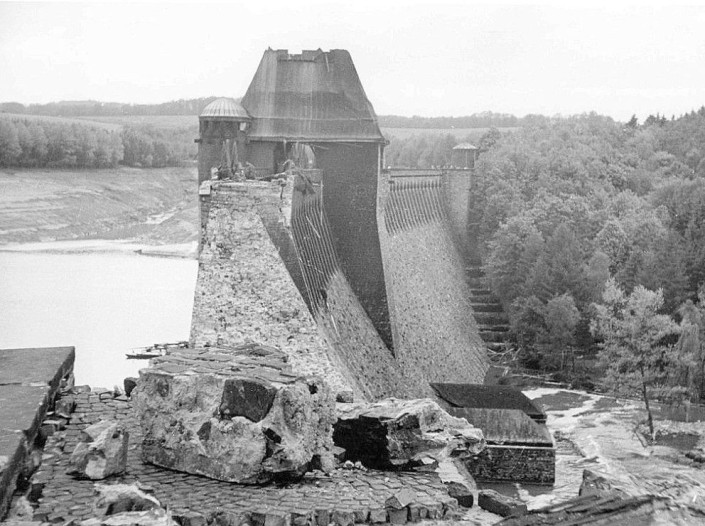 Zerstörte Möhnetalsperre nach Bombenangriff