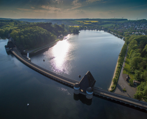 Staumauer mit Ausgleichsweiher