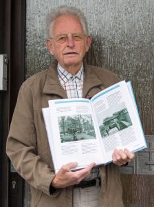 Karl-Heinz Wilmes mit seinem Buch 